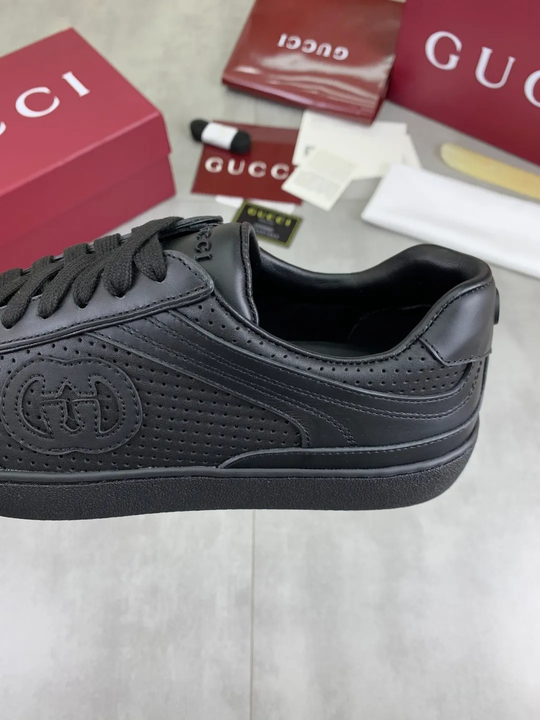 Men's shoes 💰P562 New GUCCI classic design moral training element catwalk model, matching version of top quality moral training shoes for men and women. Epoxy logo process is concave and convex, matching oil edge technology, punched cowhide cloth surface, suede cowhide surface splicing, breathable and not stuffy, the original overlasted shoe model is comfortable on the feet.  Fabric: Matched leather + cloth + mesh Lining: Water-dyed sheepskin Foot: Water-dyed sheepskin Outsole: Original molded TP matching environmentally friendly material Packaging: Top counter full set of packaging Female 35-42 (Female 41.42. Customized) Male 39-46 (46 customized)